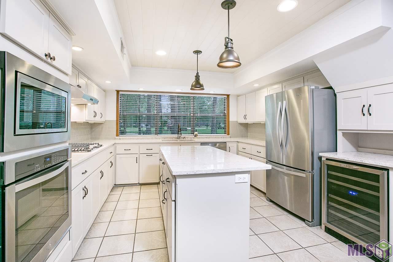 17715 Creek Hollow Road Baton Rouge, LA 70817 - Photo 8 of 37 UPDATED AND SUNNY KITCHEN