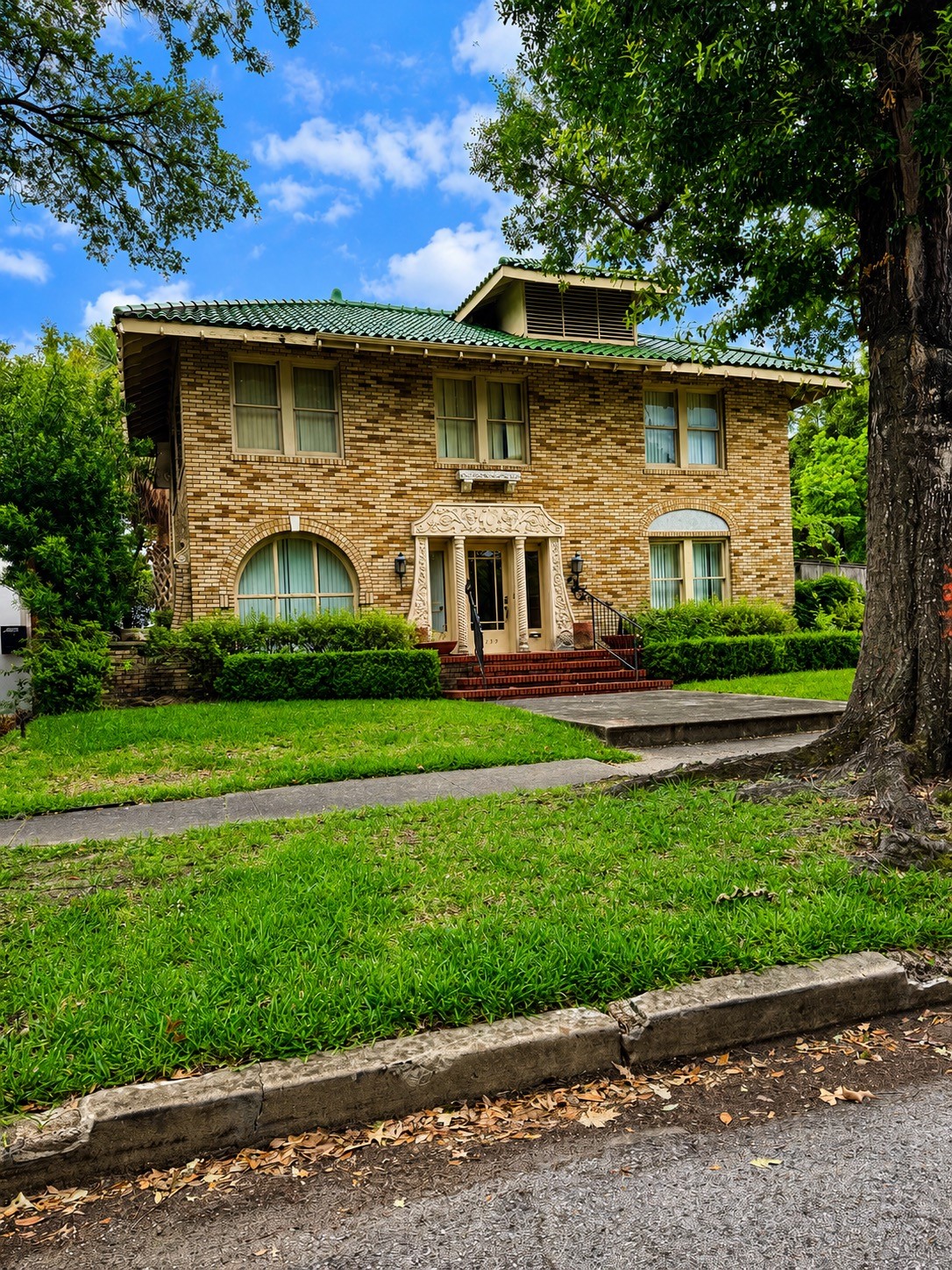2139 Quenby Street Houston, TX 77005 - Photo 2 of 14 Corner lot in the heart of Southampton. This home faces north.