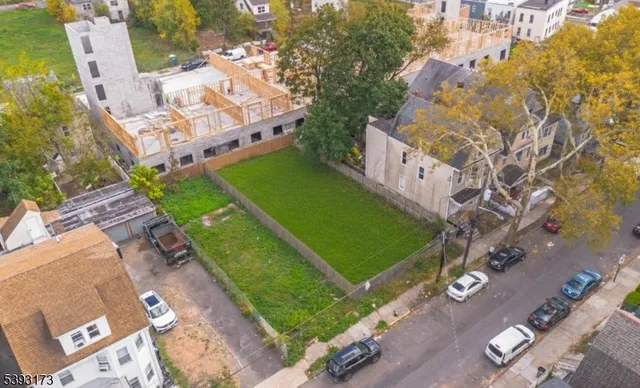 a view of a pathway with a yard