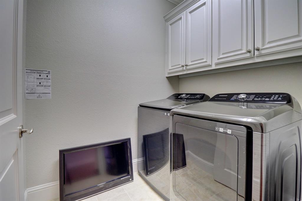 5606 Pershing Avenue Fort Worth, TX 76107 - Photo 11 of 12 a utility room with washer and dryer