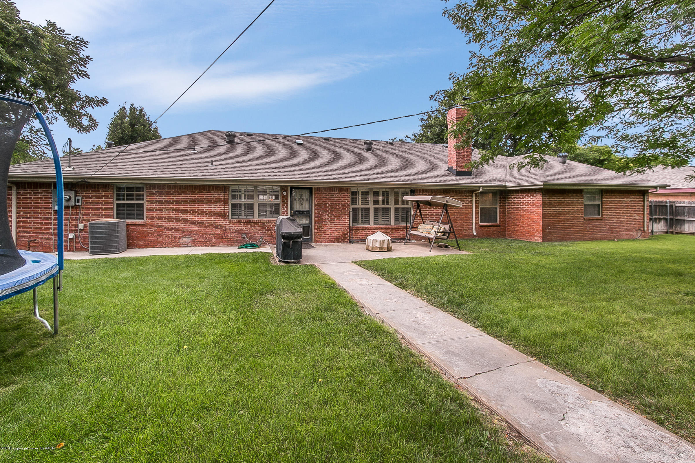 7109 Jameson Road Amarillo, TX 79106 - Photo 3 of 25 a front view of a house with a yard and green space