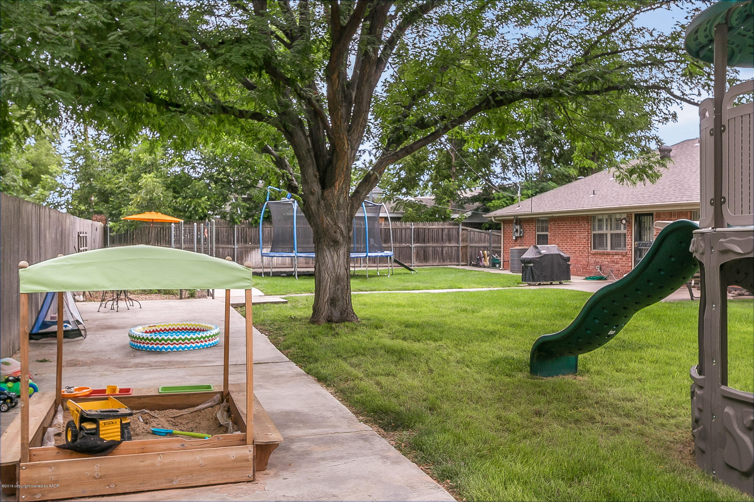 7109 Jameson Road Amarillo, TX 79106 - Photo 4 of 25 a view of a house with a yard