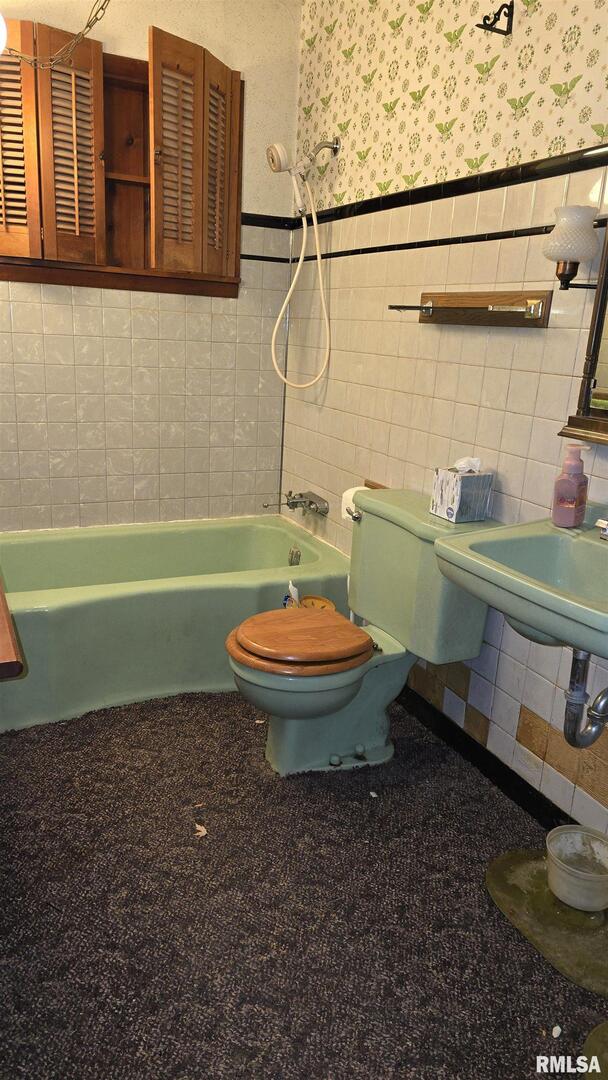 1028 Coyne Center Road Milan, IL 61264 - Photo 12 of 21 a bathroom with a sink toilet and a bathtub