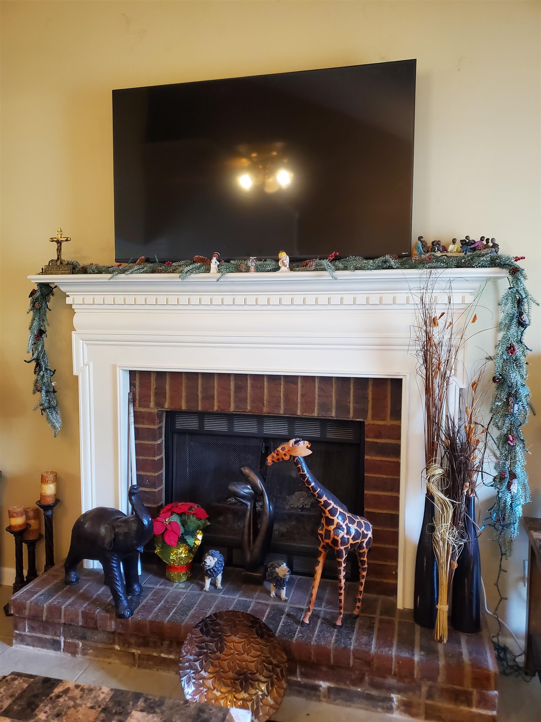 6769 Ross Ridge Drive Memphis, TN 38141 - Photo 5 of 25 a living room with furniture and a fireplace