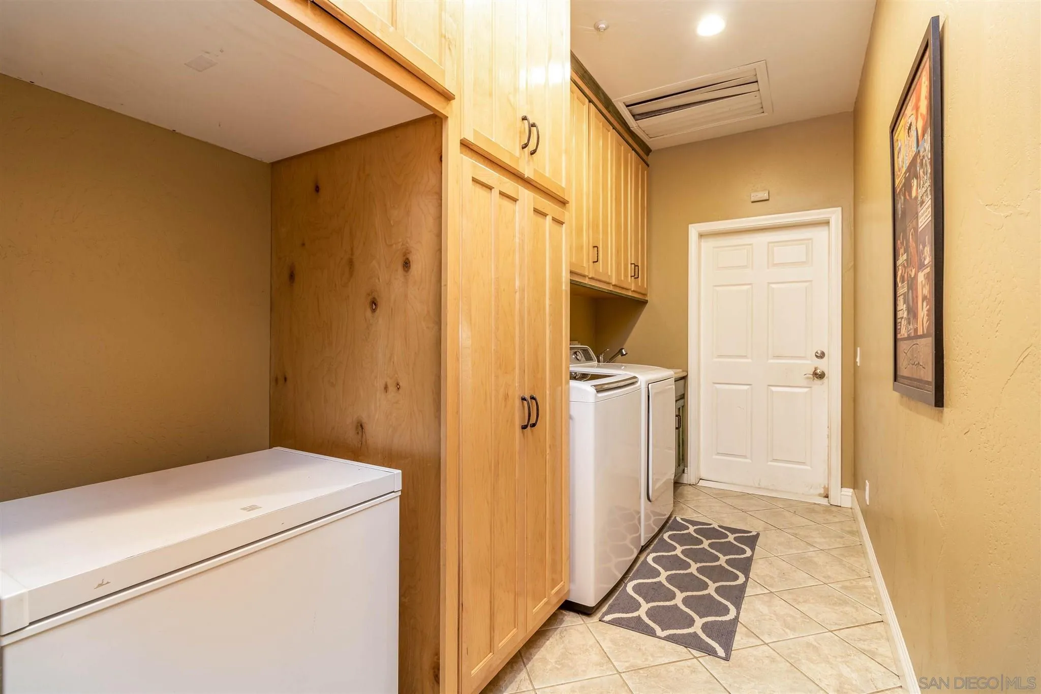 19139 Split Rock Road Ramona, CA 92065 - Photo 20 of 29 a bathroom with a sink and a mirror