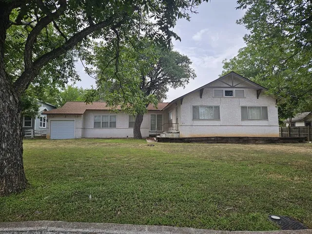 $350,000 | 912 Tivy Street, Kerrville, TX 78028