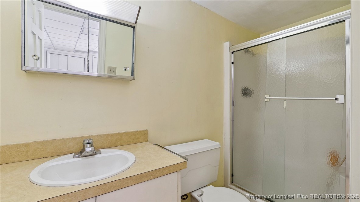 1855 Riverside Boulevard Lumberton, NC 28358 - Photo 29 of 50 a bathroom with a sink toilet and a mirror