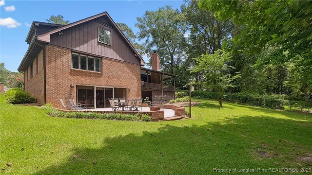 a view of a house with backyard and garden