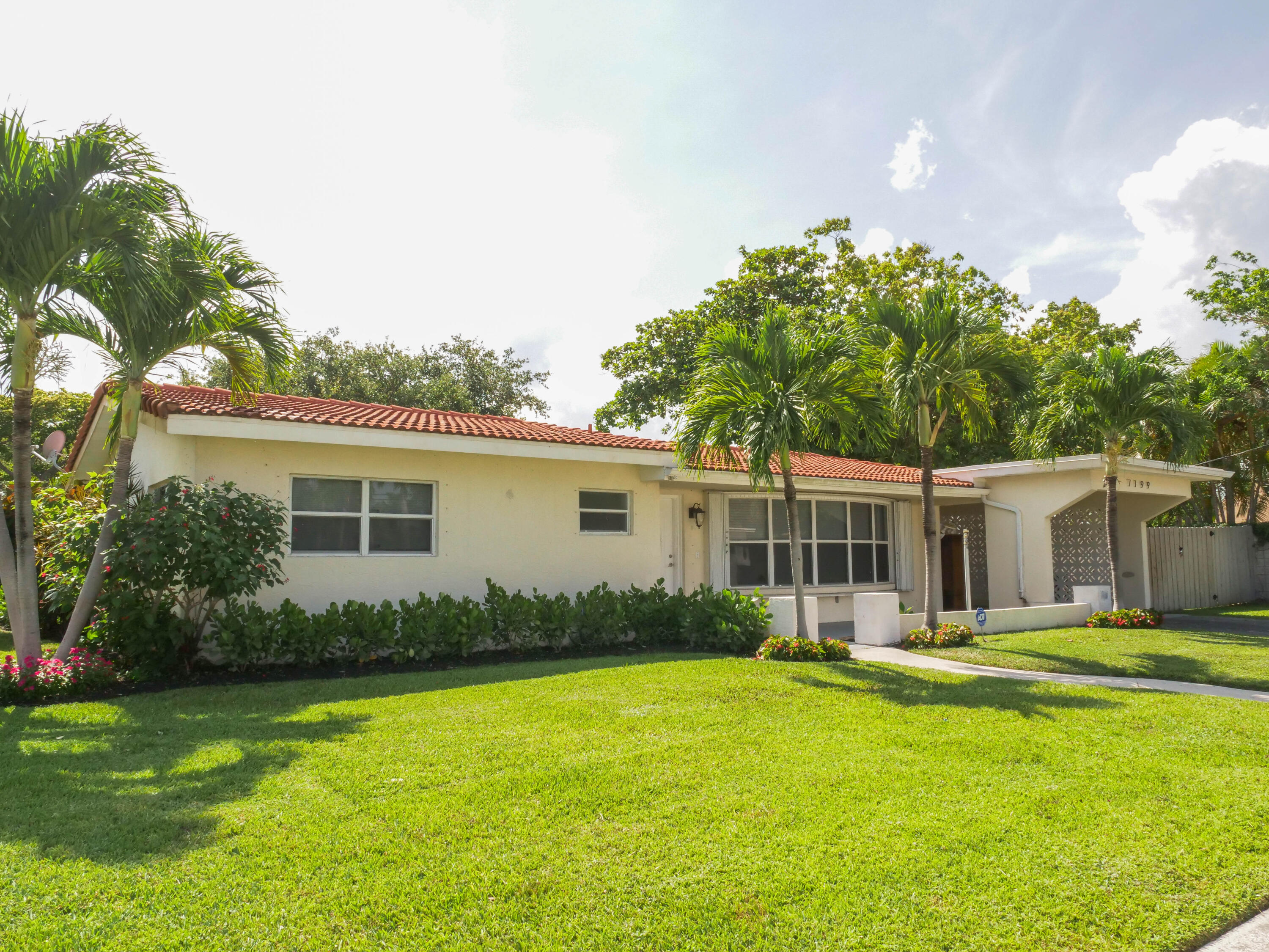 7199 Northeast 7th Avenue Boca Raton, FL 33487 - Photo 1 of 22 Front
