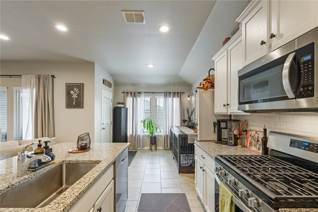 103 Donegal Street Sinton, TX 78387 - Photo 9 of 28