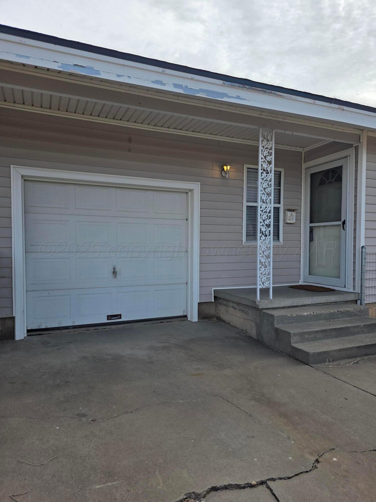 1812 Magnolia Street Amarillo, TX 79107 - Photo 2 of 27 an empty room with a fireplace