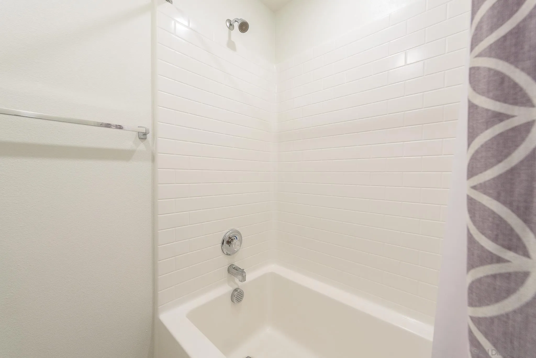 10761 Ensworth Way Spring Valley, CA 91978 - Photo 28 of 38 a bathroom with a bathtub