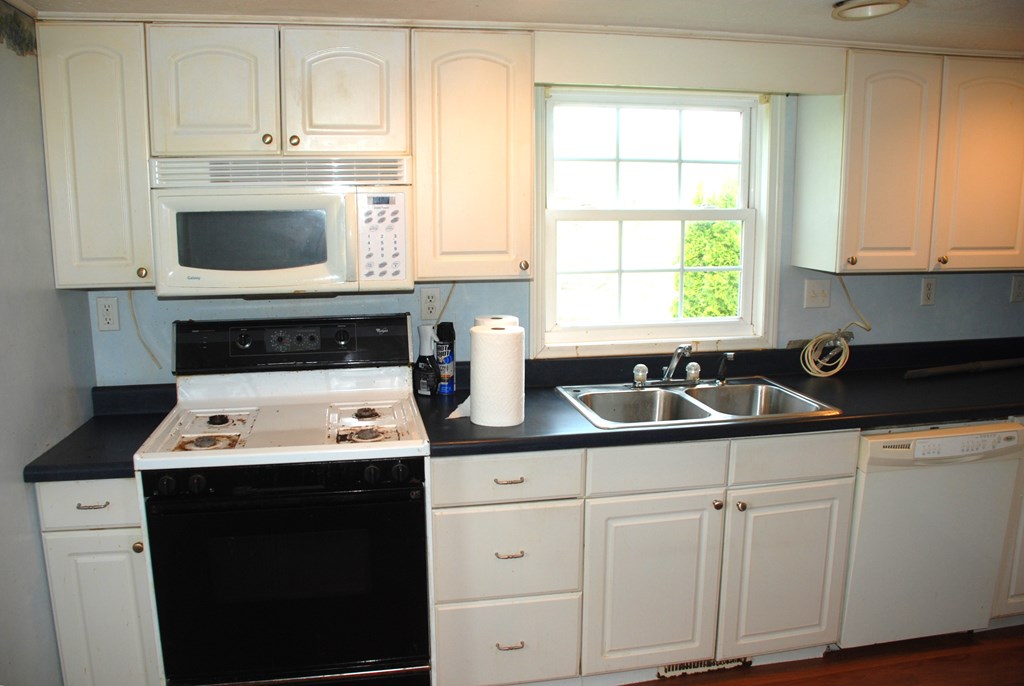 4659 South Mechanicsville Road Clarion, PA 16214 - Photo 14 of 35 a kitchen with granite countertop a stove a sink and a microwave
