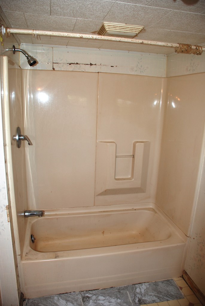 4659 South Mechanicsville Road Clarion, PA 16214 - Photo 19 of 35 a bathroom with a shower