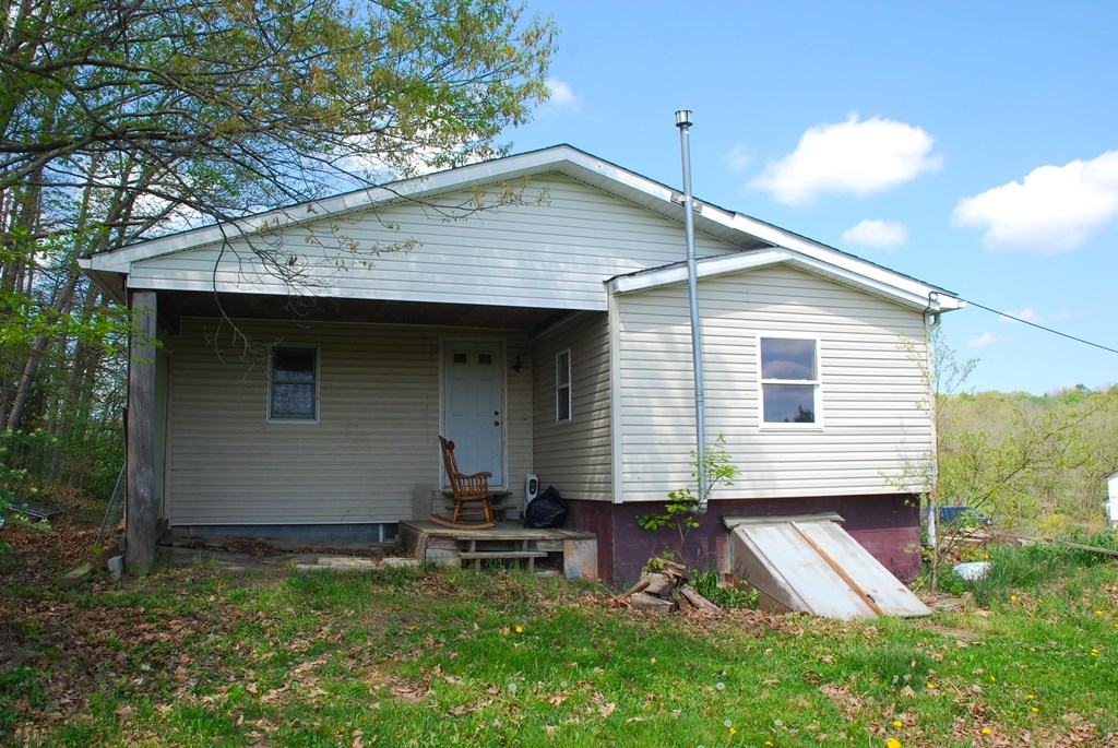 4659 South Mechanicsville Road Clarion, PA 16214 - Photo 5 of 35 a backyard of a house with table and chairs
