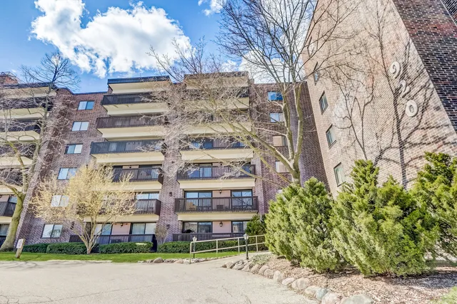 $179,000 | 920 Vose Drive, Unit 106, Gurnee, IL 60031