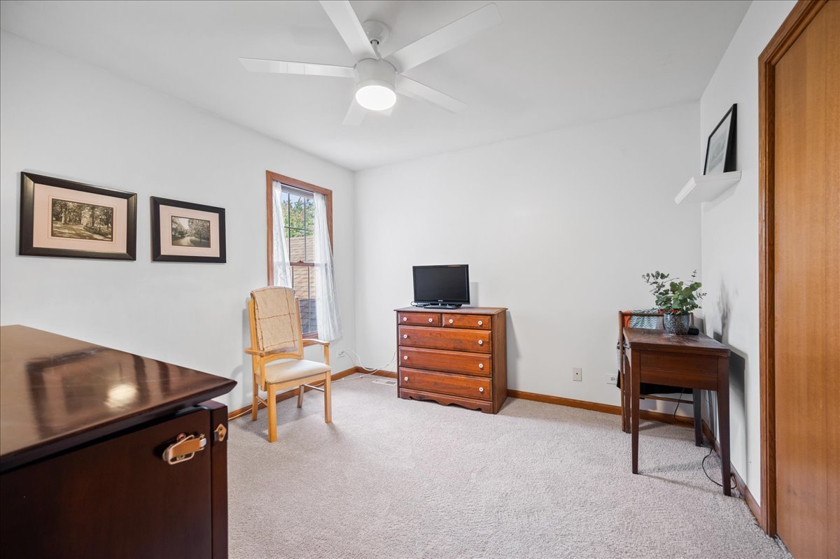103 Fawn Lane Elgin, IL 60120 - Photo 20 of 31 a room with furniture and a potted plant