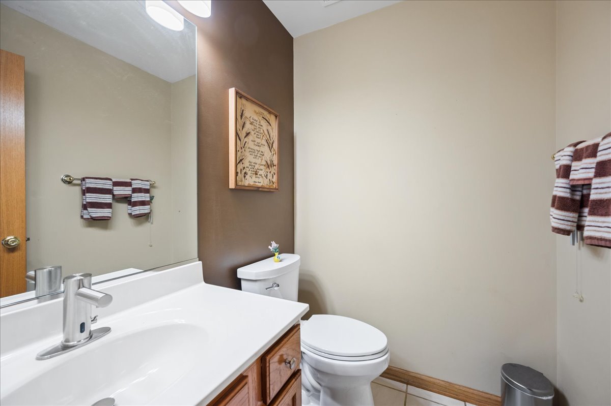 103 Fawn Lane Elgin, IL 60120 - Photo 9 of 31 a bathroom with a sink a toilet and a mirror