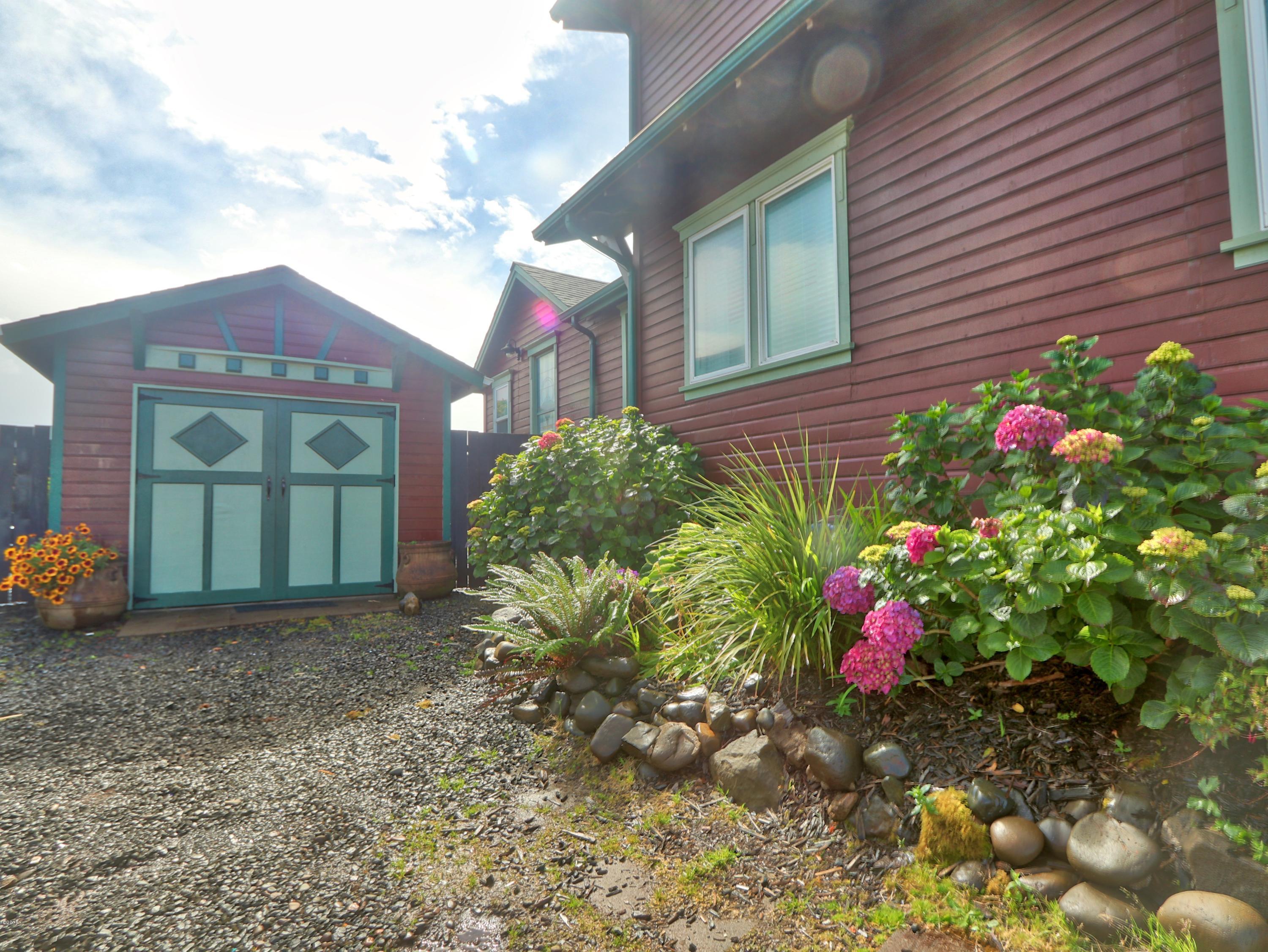 47 Southwest Hurbert Street Newport, OR 97365 - Photo 3 of 34 Home and garage
