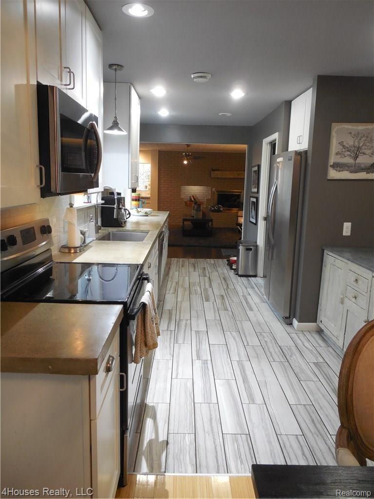 2686 New England Drive Rochester, MI 48309 - Photo 23 of 58 Kitchen looking toward family room
