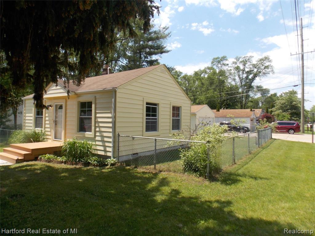 21235 Rensselaer Street Farmington Hills, MI 48336 - Photo 3 of 17
