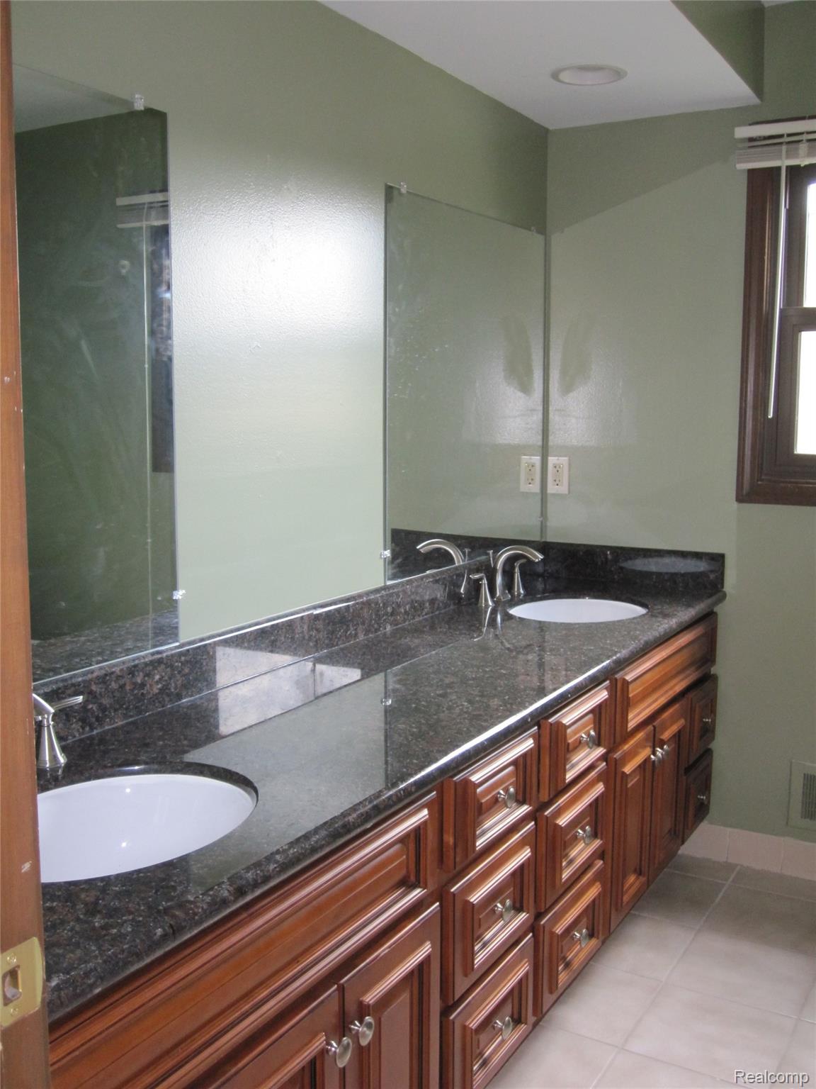 396 Shellbourne Drive Rochester, MI 48309 - Photo 11 of 14 396_Shellbourne_#11_Bath_Rm.JPG