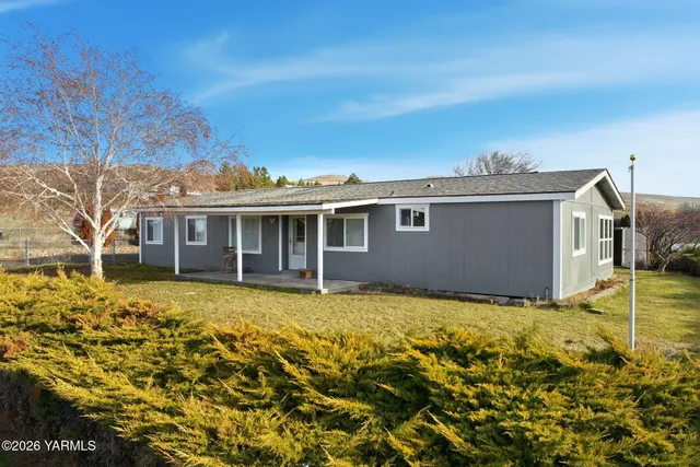 a view of a house with a backyard