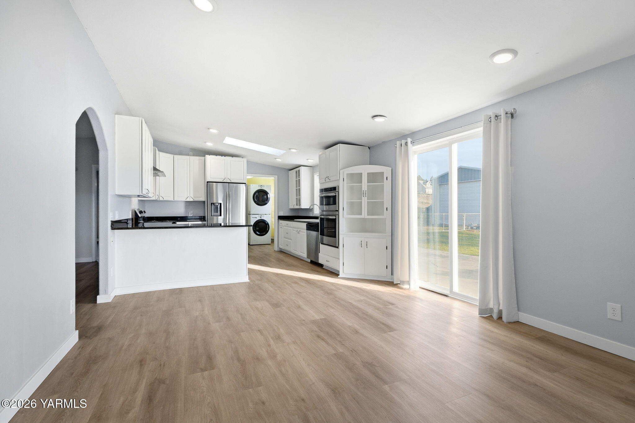 401 Clemans View Road Selah, WA 98942 - Photo 19 of 28 a view of kitchen with stainless steel appliances kitchen island wooden floor and window