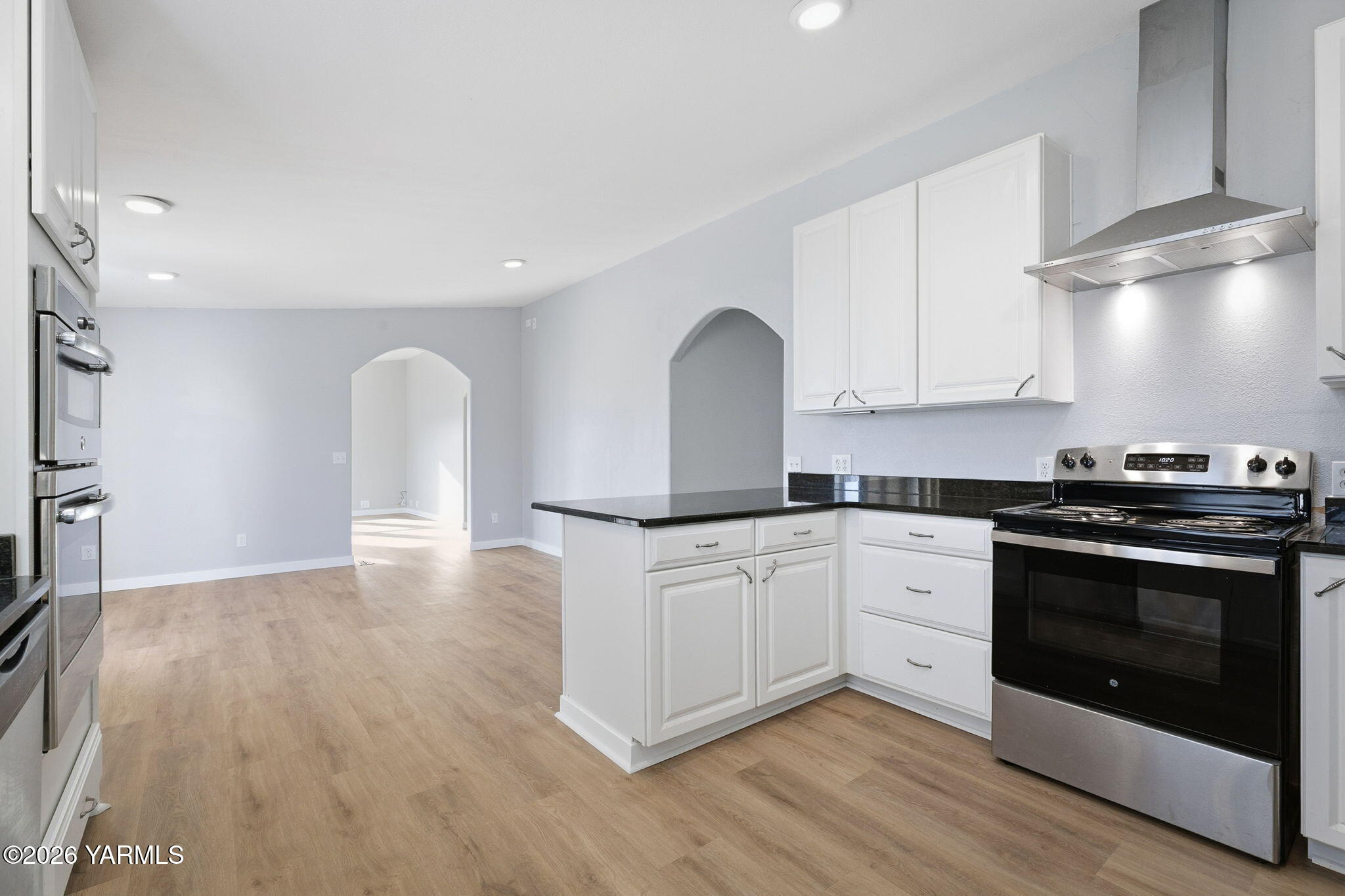 401 Clemans View Road Selah, WA 98942 - Photo 21 of 28 a kitchen with granite countertop a stove a sink and a refrigerator
