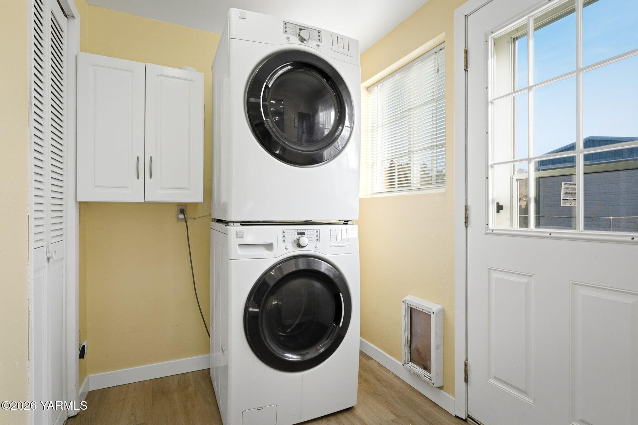 401 Clemans View Road Selah, WA 98942 - Photo 23 of 28 a utility room with dryer and washer