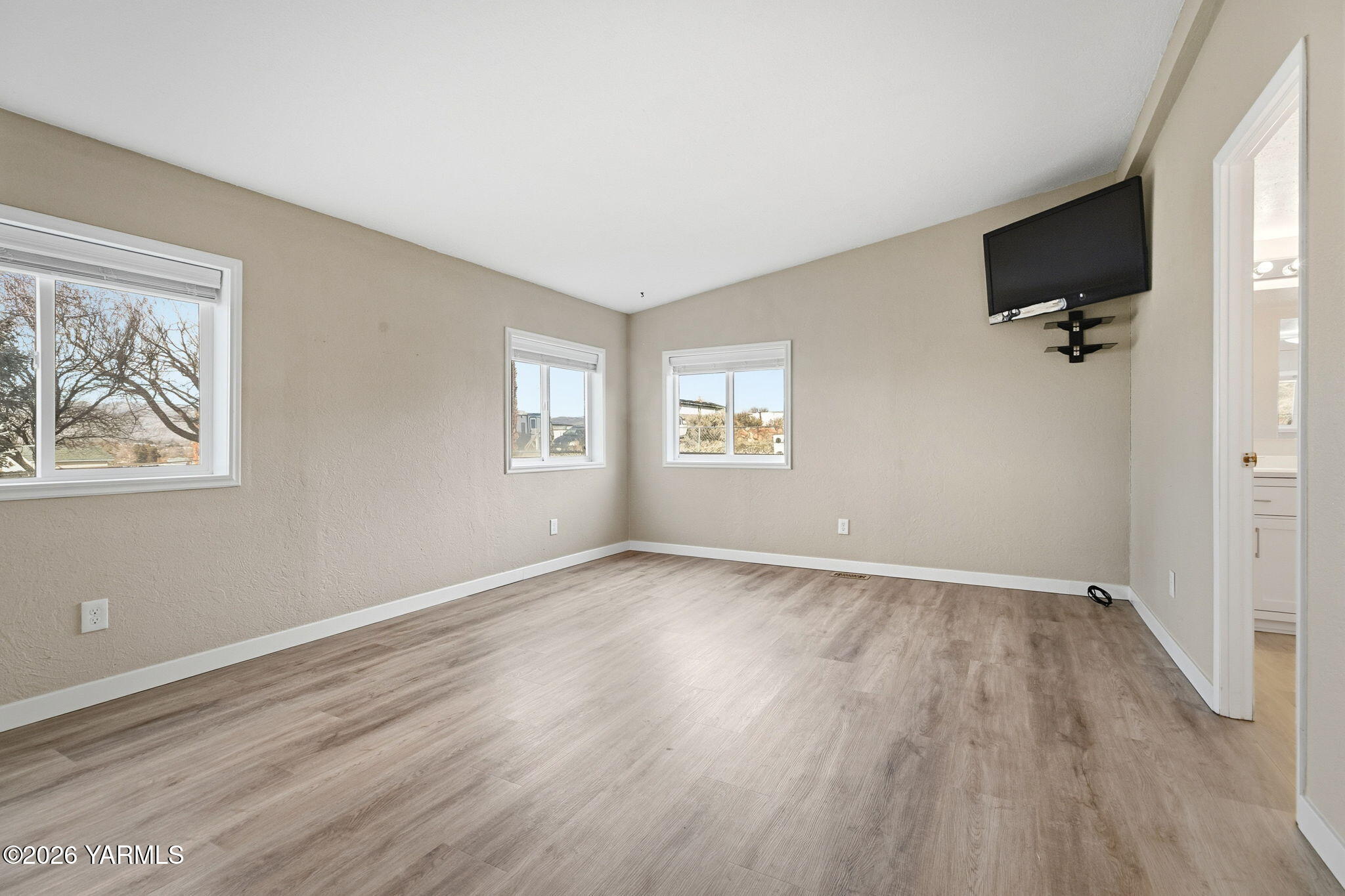 401 Clemans View Road Selah, WA 98942 - Photo 24 of 28 wooden floor in an empty room with a window