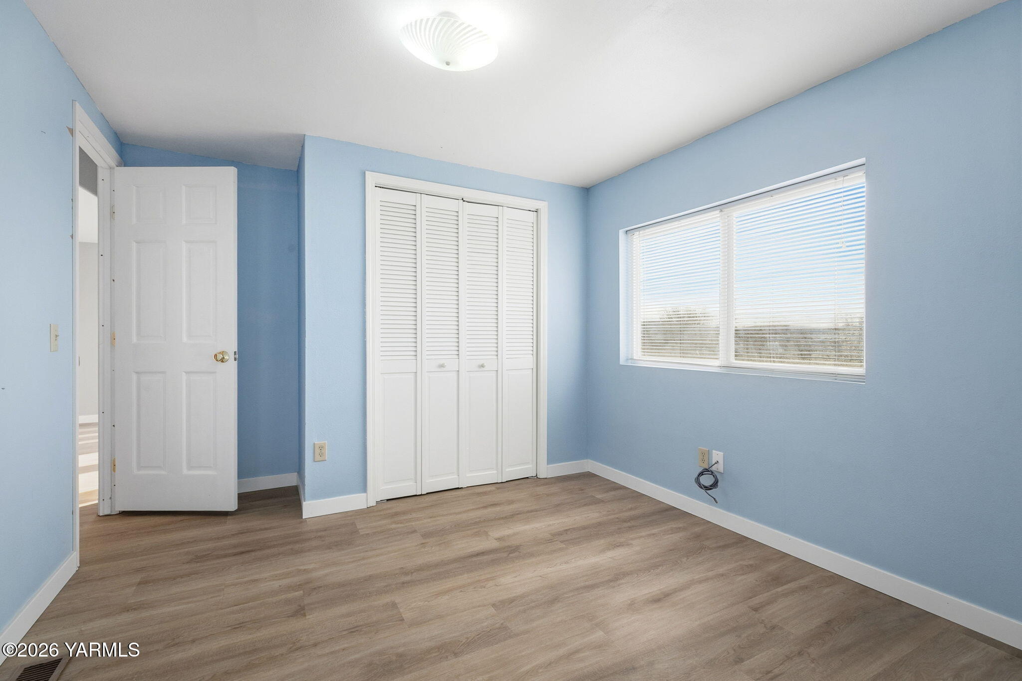401 Clemans View Road Selah, WA 98942 - Photo 26 of 28 an empty room with wooden floor and windows