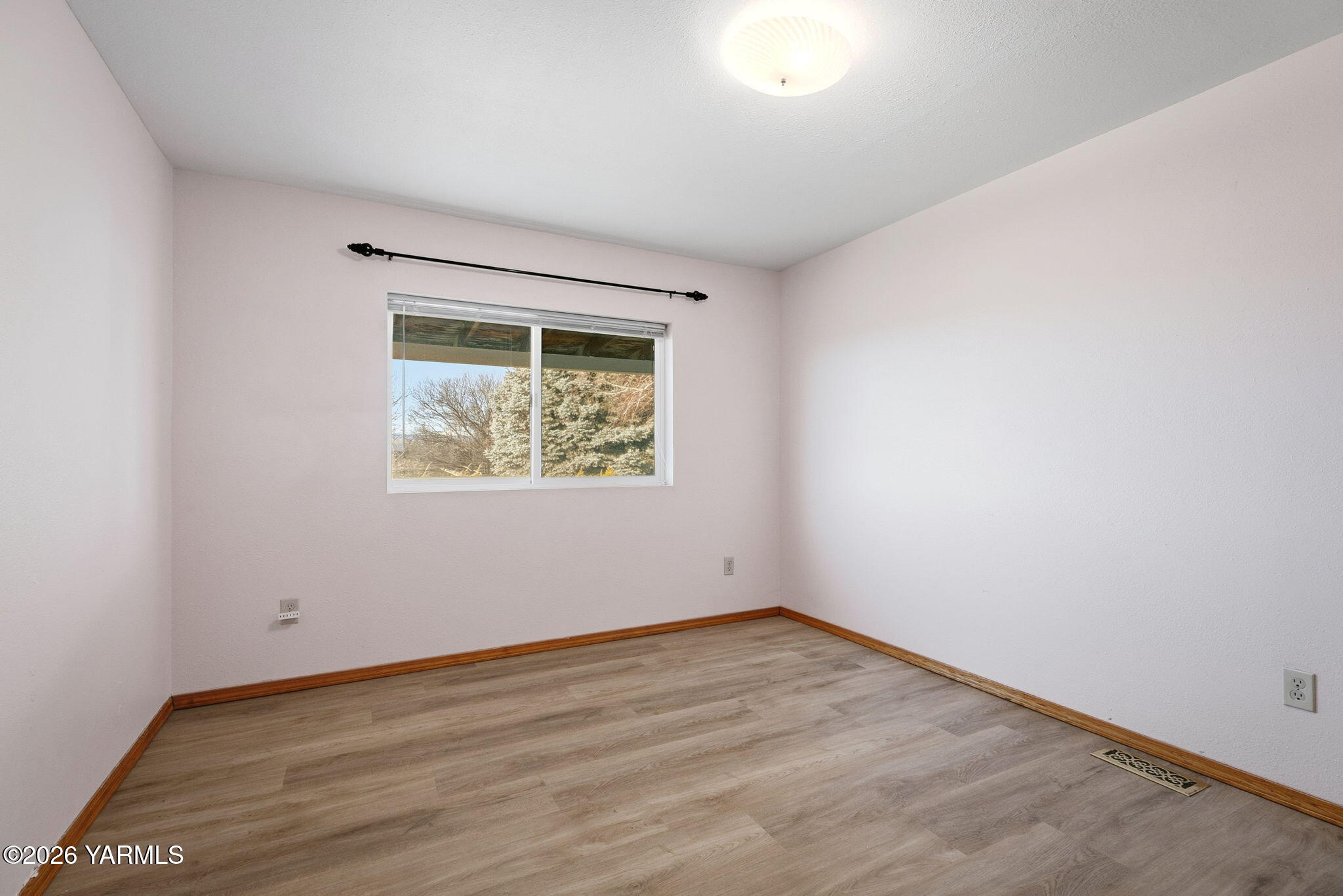 401 Clemans View Road Selah, WA 98942 - Photo 27 of 28 an empty room with a window