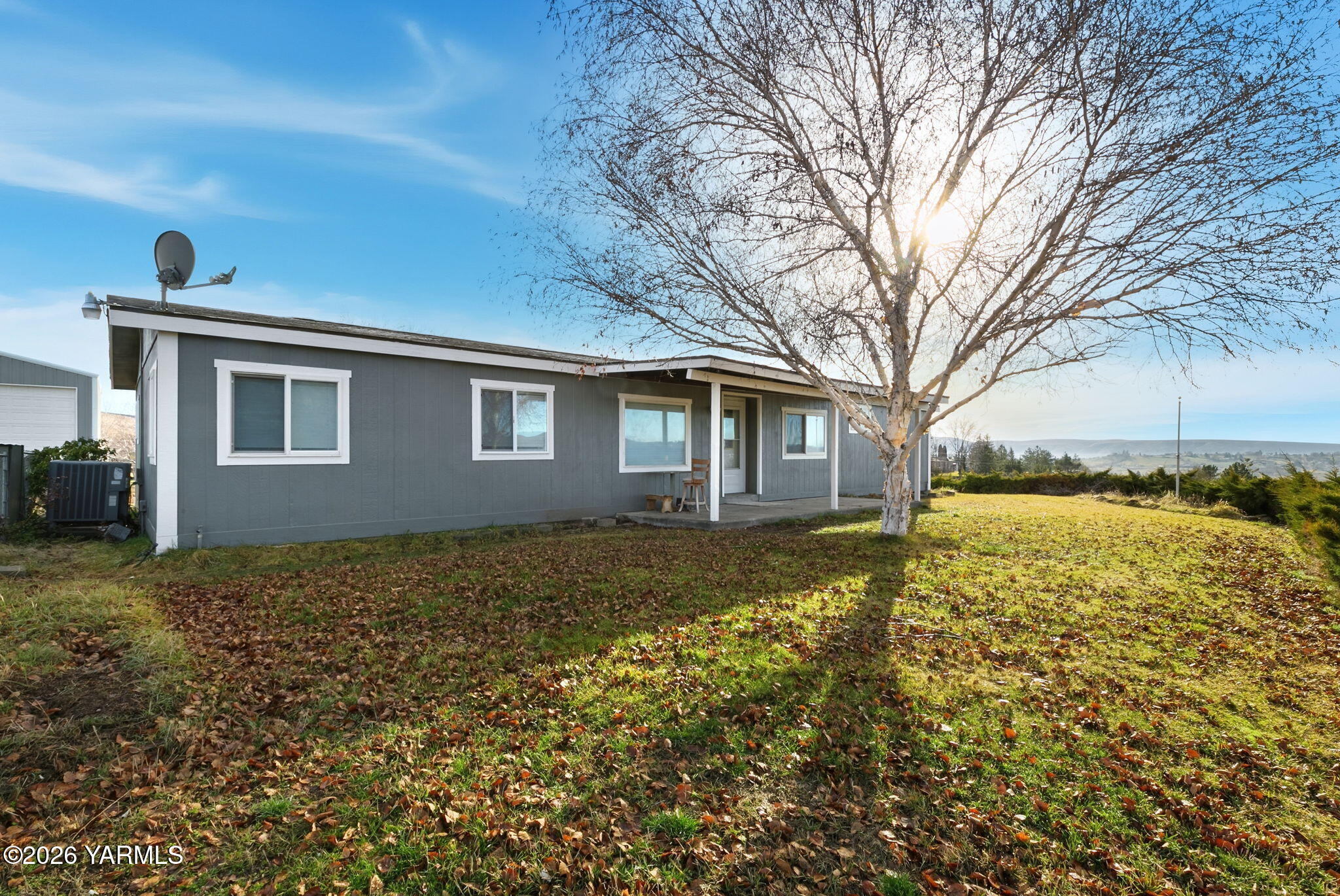 401 Clemans View Road Selah, WA 98942 - Photo 3 of 28 a view of a house with a yard