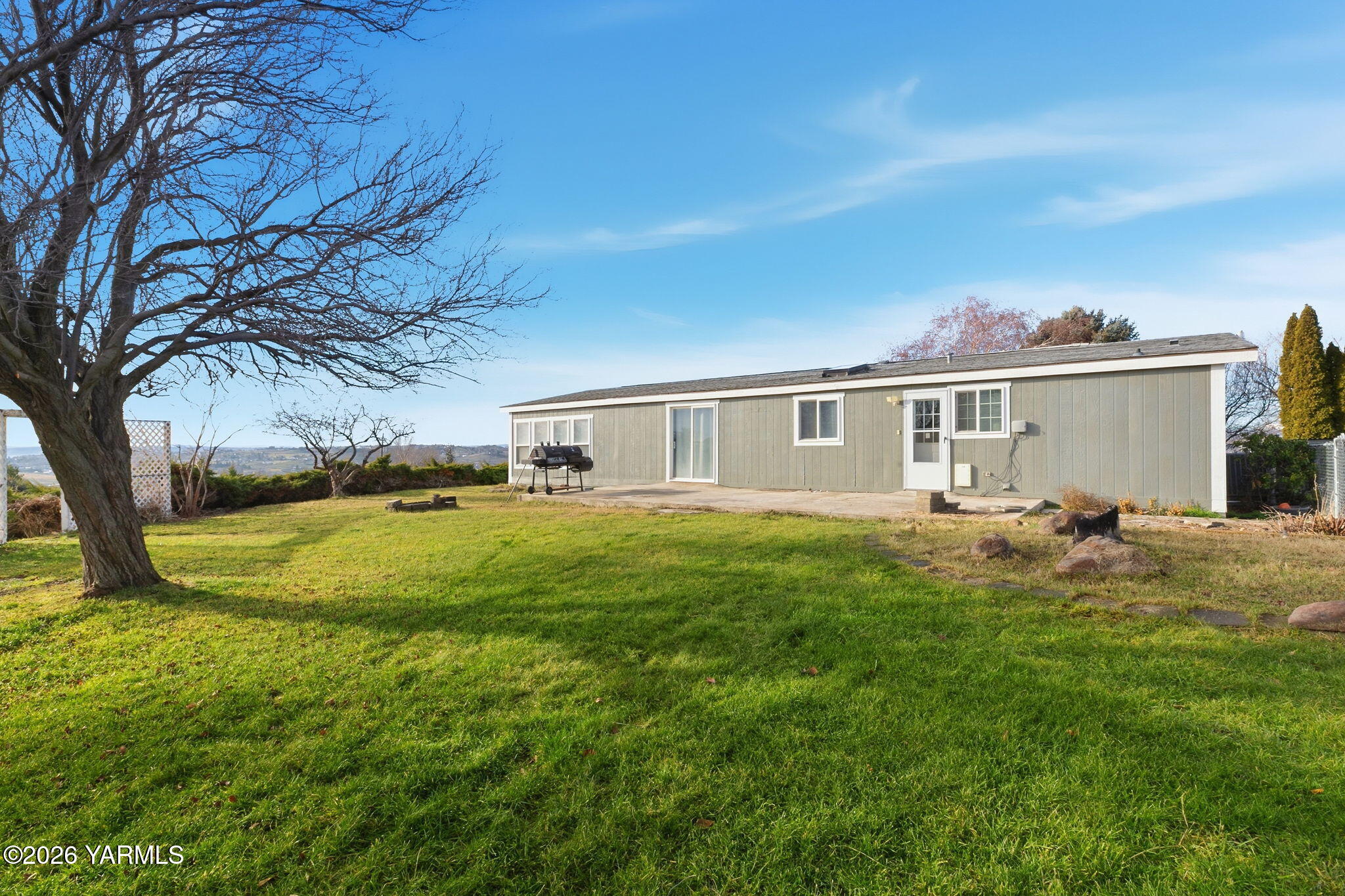 401 Clemans View Road Selah, WA 98942 - Photo 6 of 28 a view of a house with a backyard