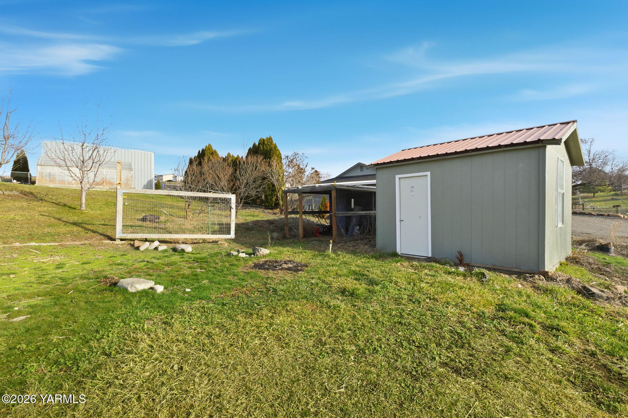 401 Clemans View Road Selah, WA 98942 - Photo 8 of 28 a view of a backyard