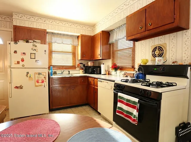 $660,000 | 59 Almond Street | Huguenot