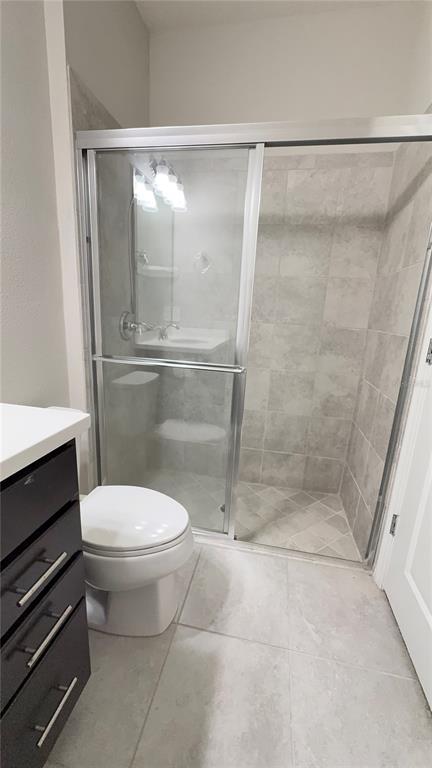 588 Piazza Point Oviedo, FL 32765 - Photo 49 of 66 a bathroom with a shower and a toilet