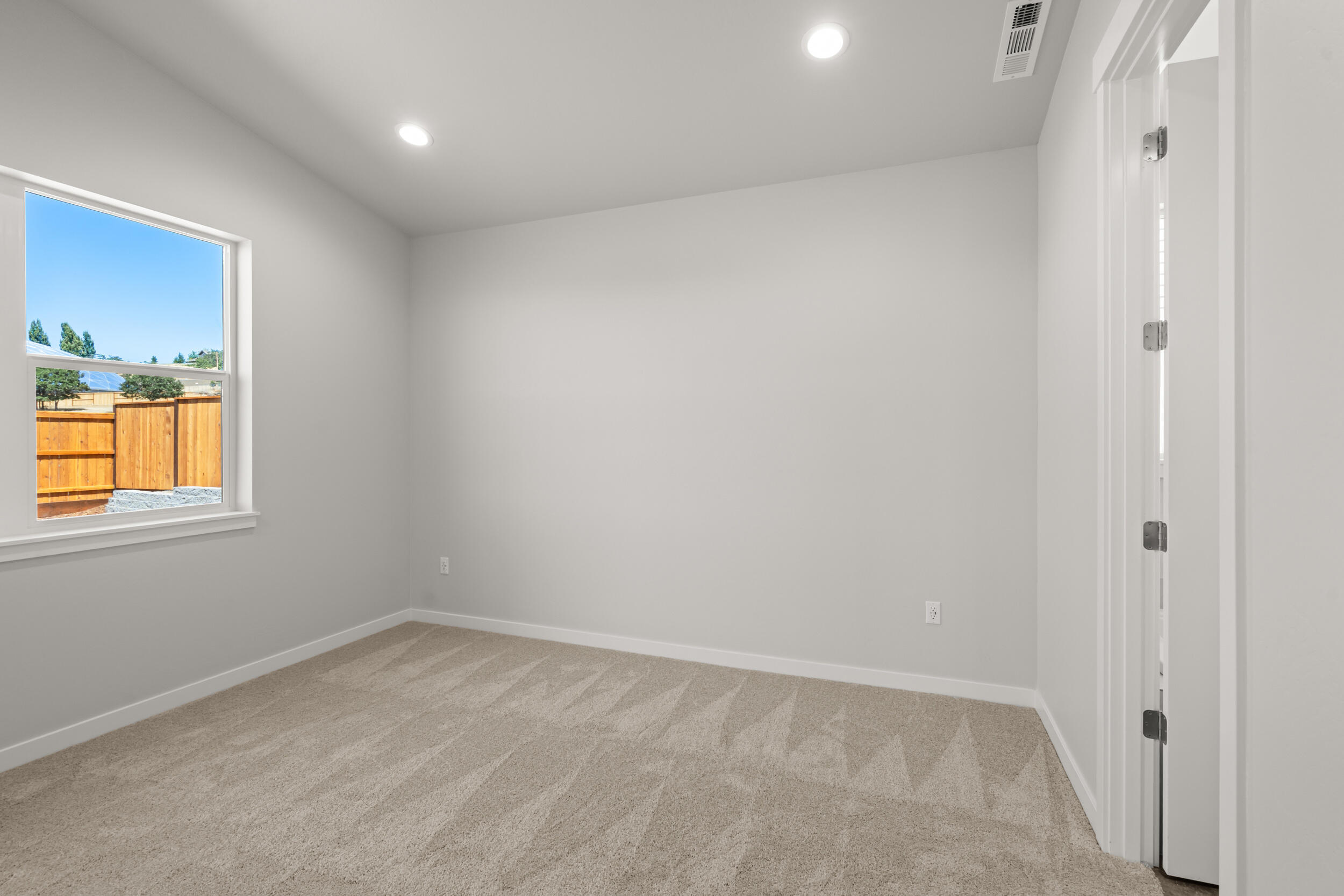 1141 Pumpkin Ridge, Unit 320 Eagle Point, OR 97524 - Photo 12 of 25 an empty room with a window