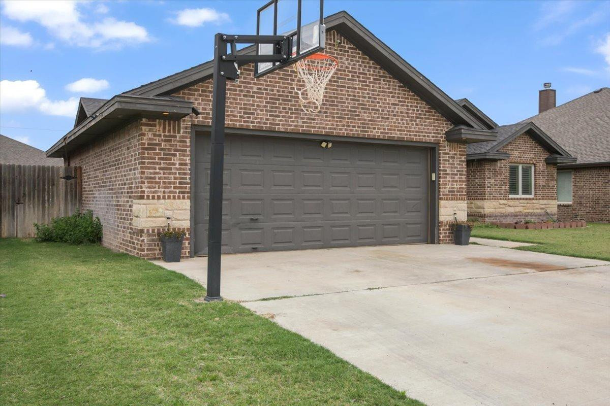 1125 17th Street Shallowater, TX 79363 - Photo 3 of 32 a front view of a house with a garden