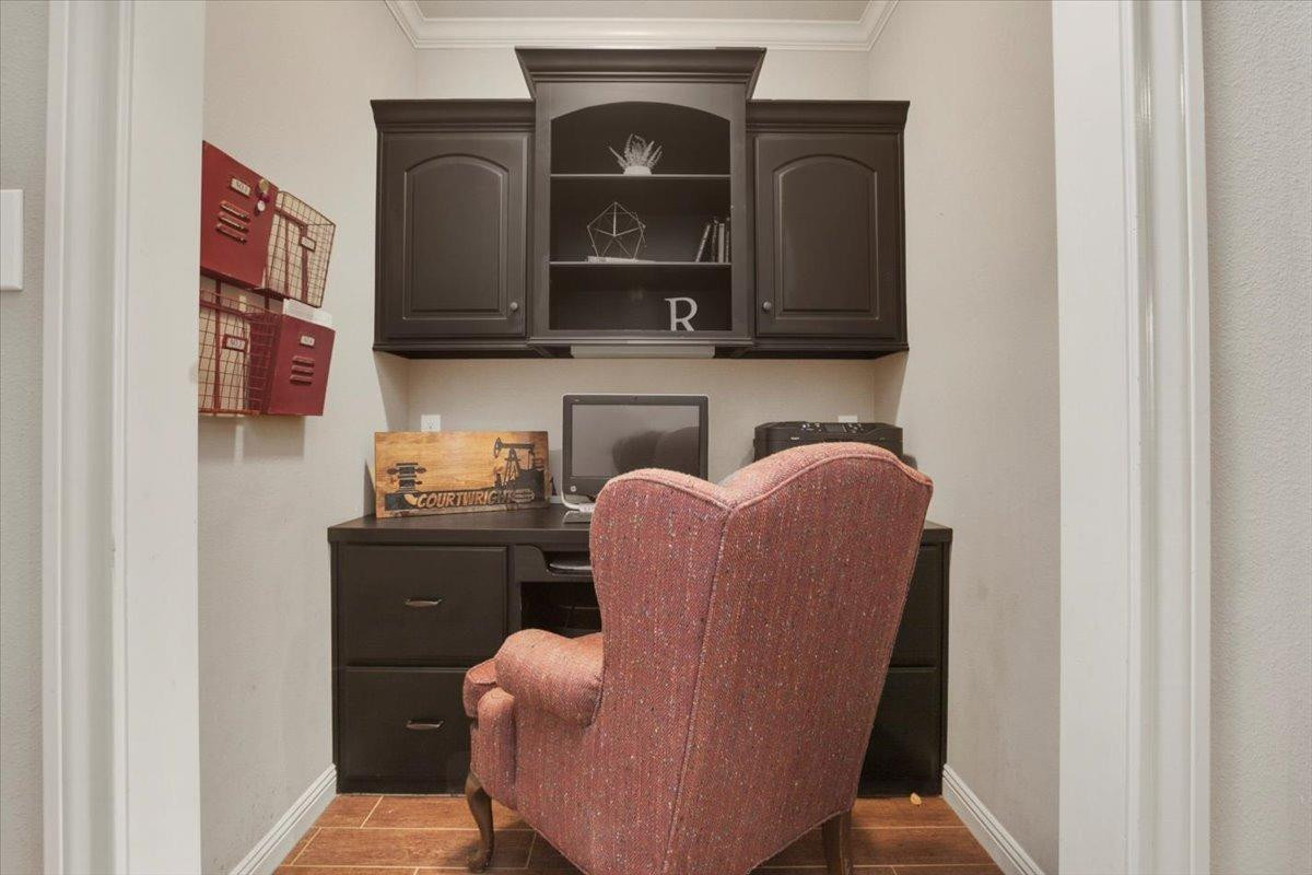 1125 17th Street Shallowater, TX 79363 - Photo 9 of 32 a living room with furniture and a fireplace