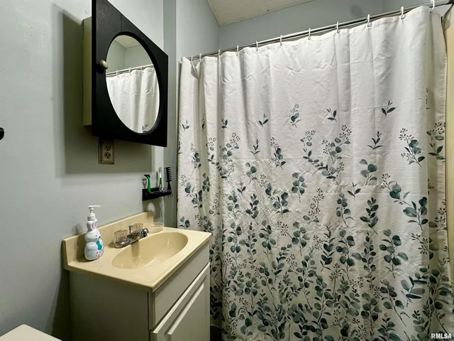 $63,000 | 305 West Lincoln Street, Harrisburg, IL 62946