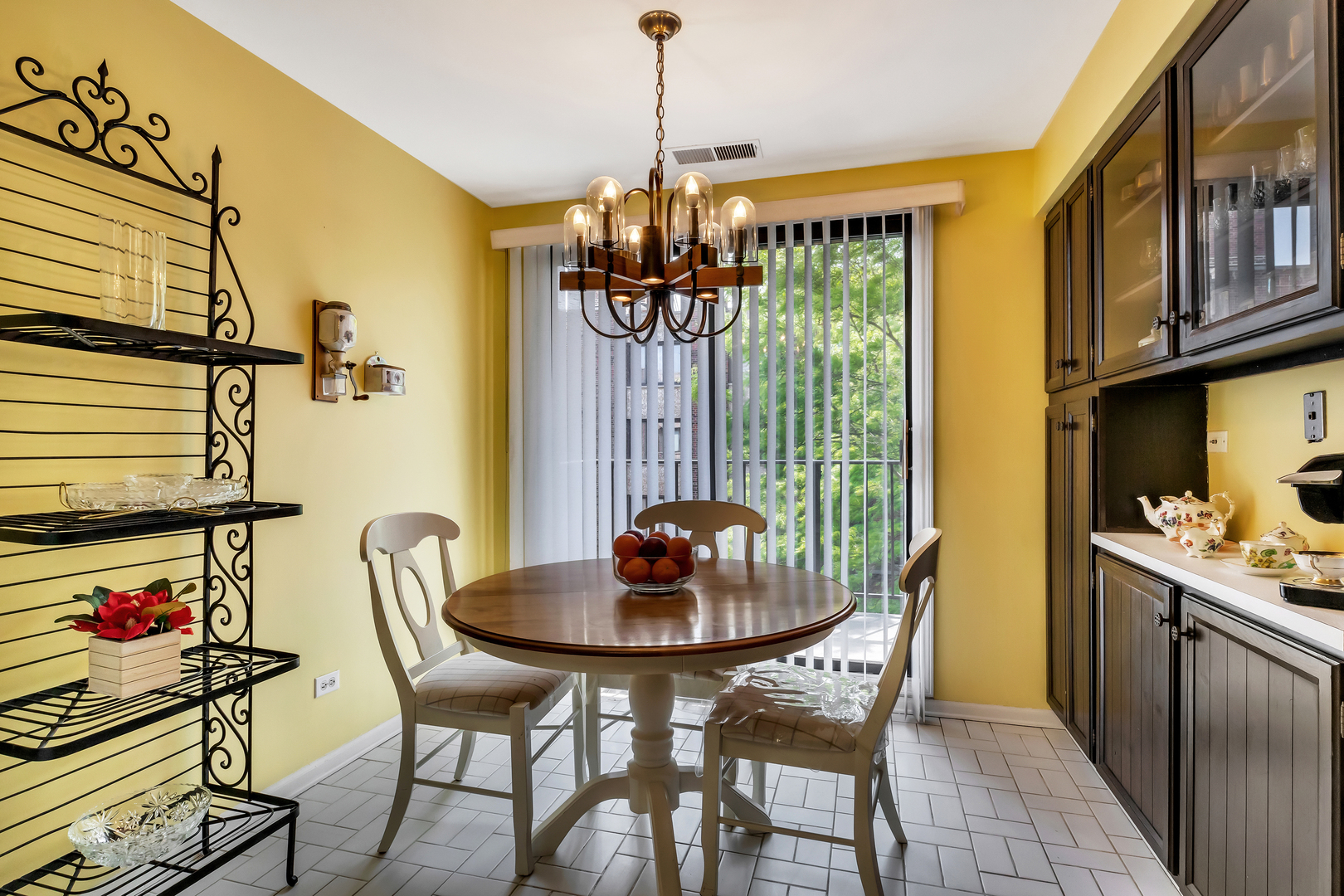 9560 Gross Point Road, Unit 509B Skokie, IL 60076 - Photo 17 of 41 a dining room with furniture and window