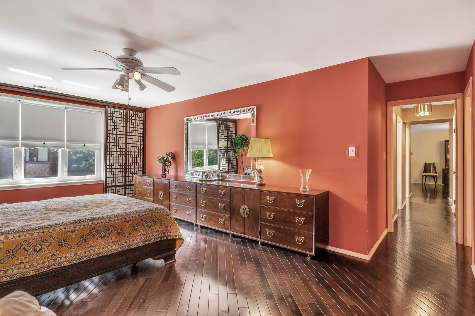 9560 Gross Point Road, Unit 509B Skokie, IL 60076 - Photo 22 of 41 a bedroom with a bed and wooden floor