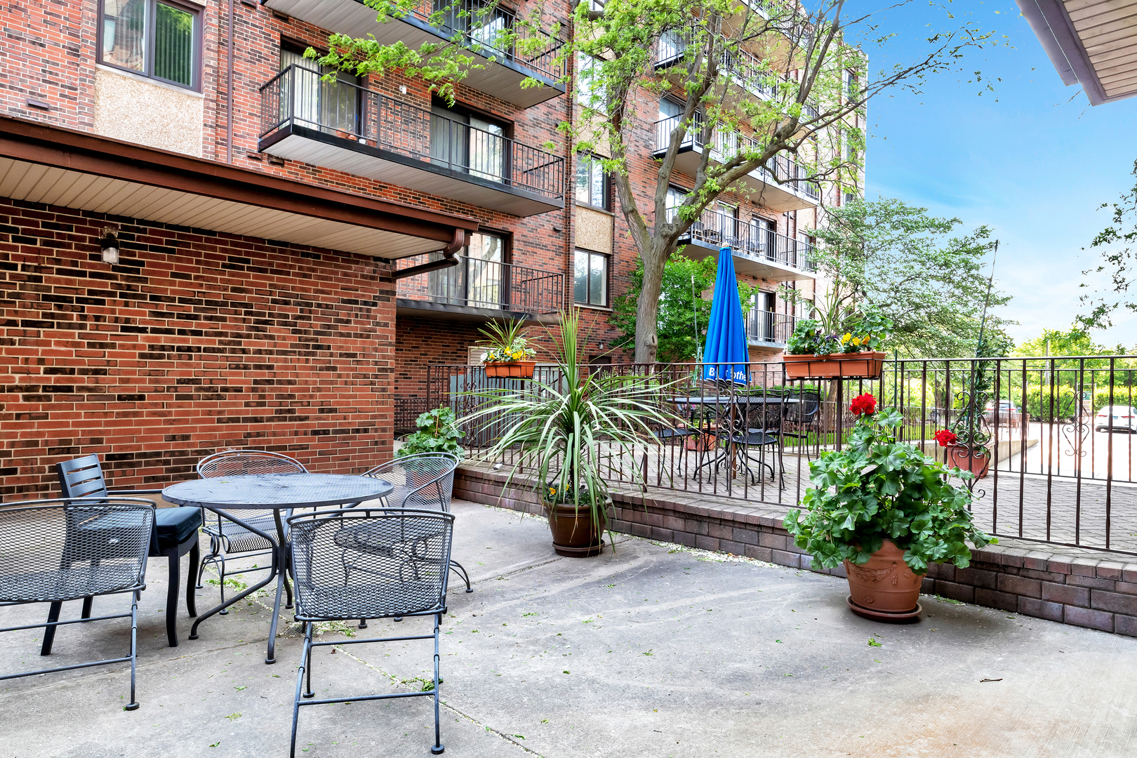 9560 Gross Point Road, Unit 509B Skokie, IL 60076 - Photo 38 of 41 a view of a chairs and table in the patio