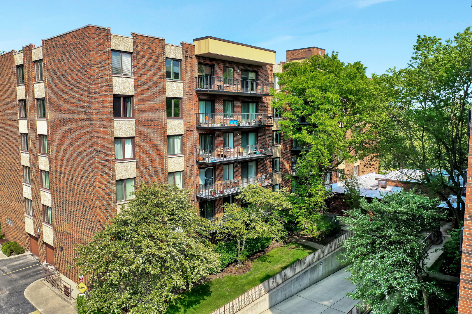 9560 Gross Point Road, Unit 509B Skokie, IL 60076 - Photo 39 of 41 front view of a building