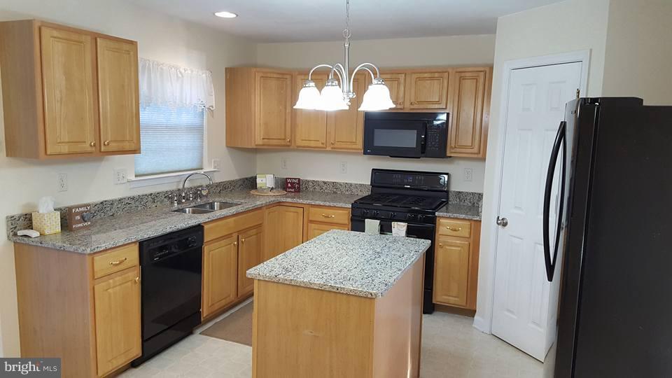 721 Shallow Ridge Court Abingdon, MD 21009 - Photo 8 of 28 Gleaming oak cabinetry & new granite tops.