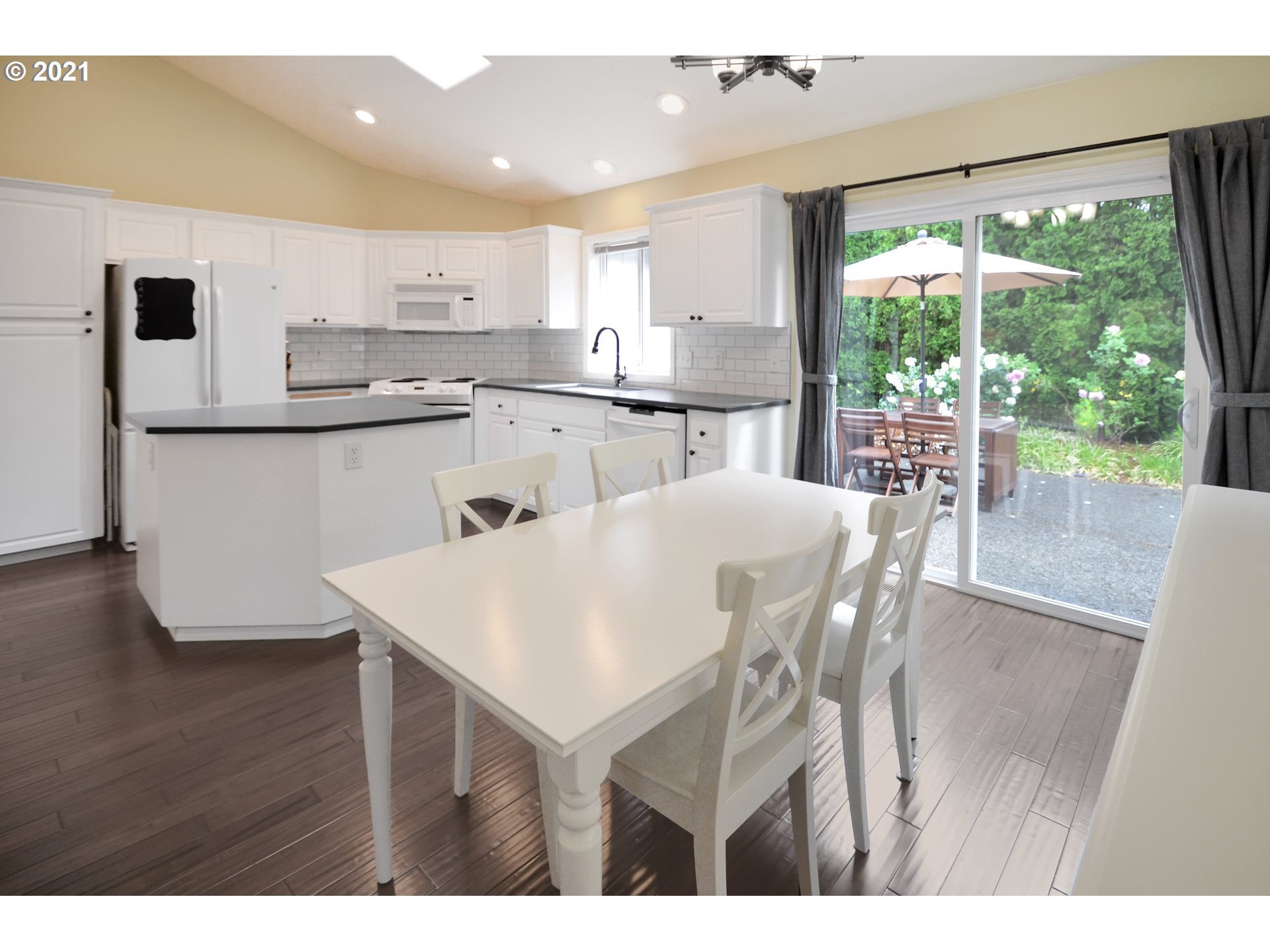 8045 Southwest Mapleleaf Street Tigard, OR 97223 - Photo 11 of 29 Gallery Image 11