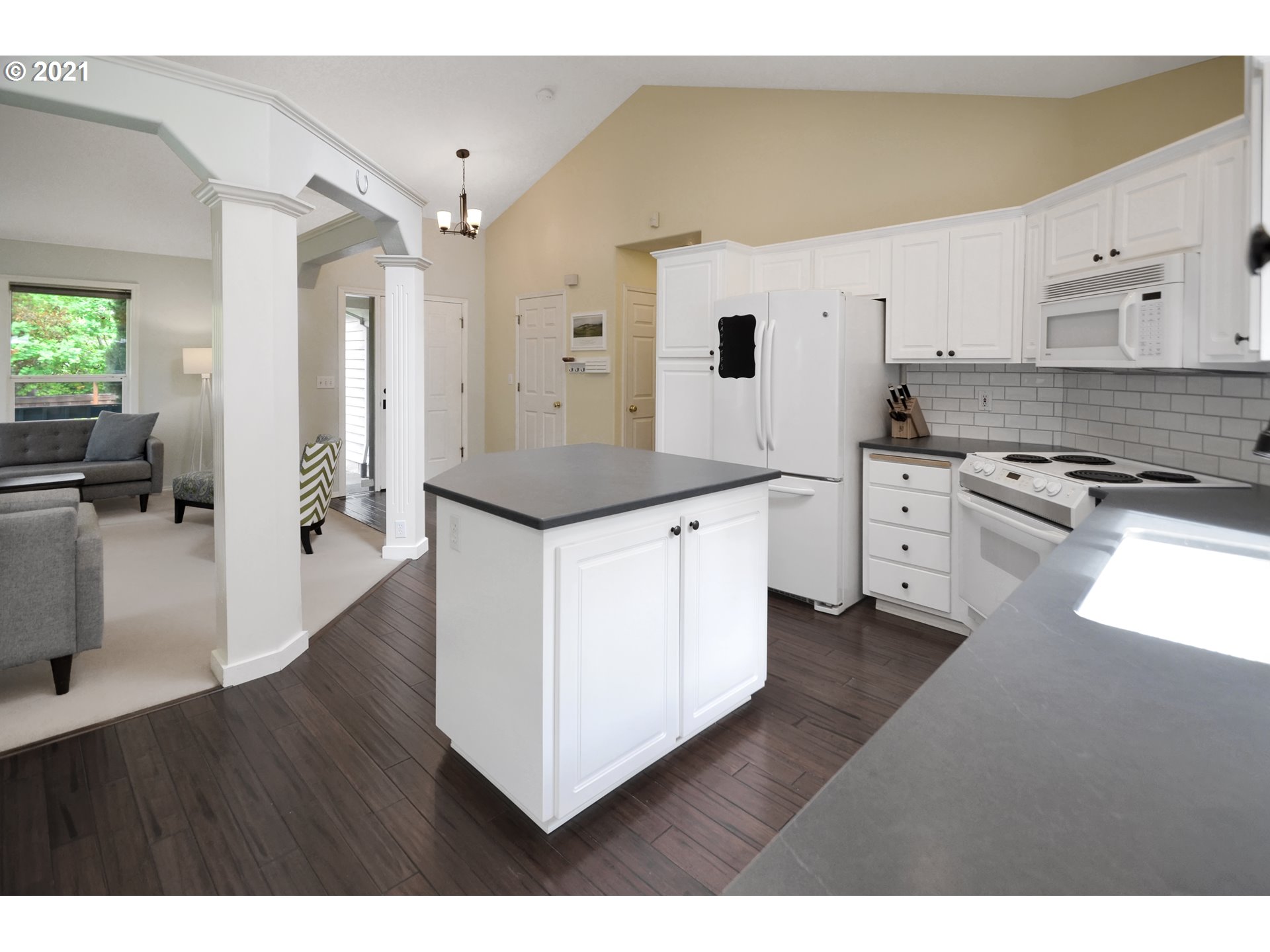 8045 Southwest Mapleleaf Street Tigard, OR 97223 - Photo 12 of 29 Gallery Image 12