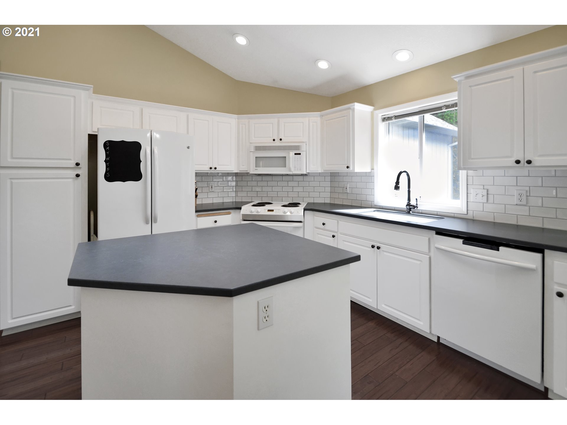8045 Southwest Mapleleaf Street Tigard, OR 97223 - Photo 13 of 29 Gallery Image 13